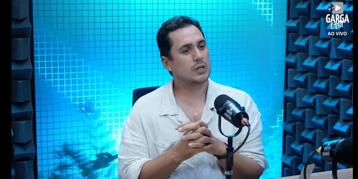 Transmissão do Gargacast em andamento, com o selo AO VIVO no canto e o convidado ao microfone
